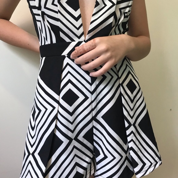 Short mini skirt look 60’s dream outfit! Graphic, classy and elegant and cool. - Picture 10 of 17